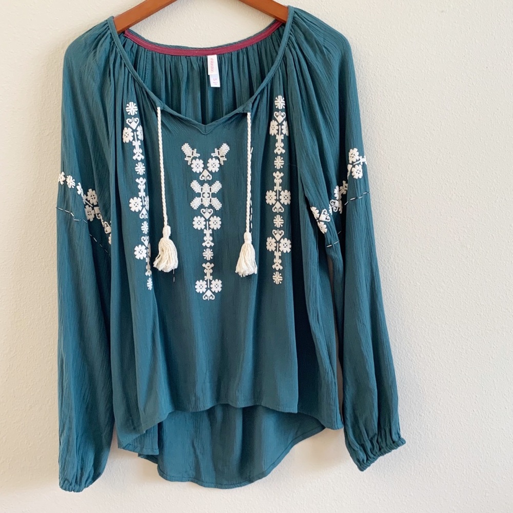 5/$25 Xhilaration embroidered peasant blouse
